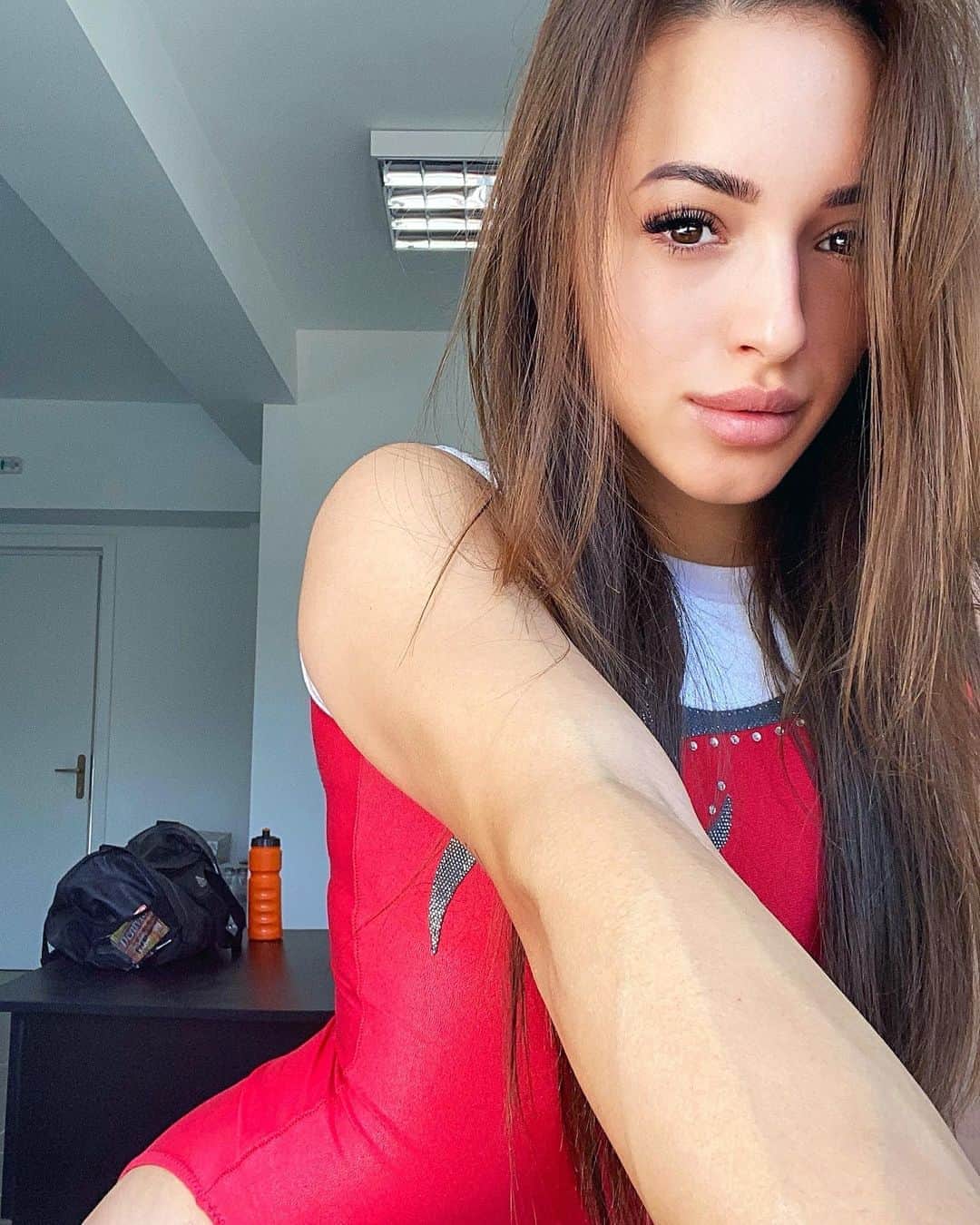 ラリサ・ヨルダケのインスタグラム：「Going through a lot but still smiling.」