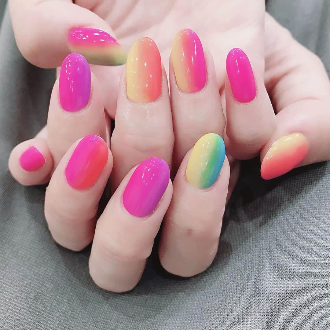 なかやまちえこさんのインスタグラム写真 - (なかやまちえこInstagram)「neon gradation🌈⠀ ⠀ Betty gel Rカラーシリーズ使いました。⠀ #nail #nails #nailart #ネイル #美甲 #ネイルアート  #japanesenailart #manucure #japanesenails #manicurist #gelnails #أظافر #네일아트 #미용 #vẽmóng #ngườiđẹp  #เพ้นท์เล็บ #искусствоногтя #artedeuñas #เพ้นท์เล็บเจล #ジェルネイルデザイン #ネイルデザイン #senikuku #nagelkunst #レインボーネイル #rainbownails #縦グラデーションネイル #ネオンネイル #neonnails @bettygel_official」9月10日 21時14分 - chiekonakayama