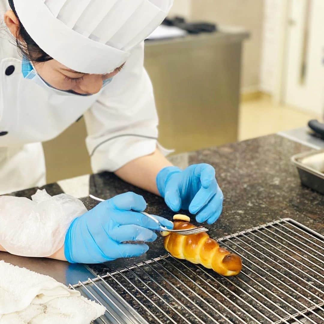 札幌ベルエポック製菓調理専門学校【公式】さんのインスタグラム写真 - (札幌ベルエポック製菓調理専門学校【公式】Instagram)「スイーツ・フード実践科1年生 製パン実習  🔸パニーニ 🔸ピタパン 🔸コルネ 3品作りました🥐🥪🥯  いつも楽しそうに実習に 取り組んでいる1年生😊 いい写真たくさんですね✨ どれもおいしそうですし 笑顔がステキです💕  #ベルエポック  #おでかけ授業 #特別授業 #業界直結 #プロから学ぶ #本物 #学び #製菓  #調理  #カフェ  #製菓調理専門学校ベルエポック #衛生管理  #食材教育 #札幌ベルエポック製菓調理専門学校 #いろいろな体験と #たくさんの出逢い #可能性が広がる #ベルエポック」9月10日 21時15分 - belle_foods