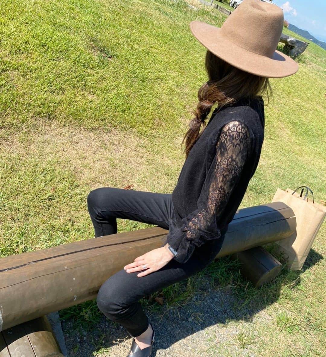 asuka0119のインスタグラム：「2020,9.10  朝晩涼しくなりました お袖がレースで可愛い @fifth_store  の #袖レースチュールドッキングプルオーバー  のblackで、#ブラックコーデ   tops #fifth #フィフス#fifthtl   #fashion #instafashion #knit #秋コーデ #ニットコーデ #カジュアル #高身長コーデ #ワンマイルコーデ #ワントーン #大人カジュアル #ママコーデ  #アラフォー#アラフォーコーデ  #プチプラ#ニット」