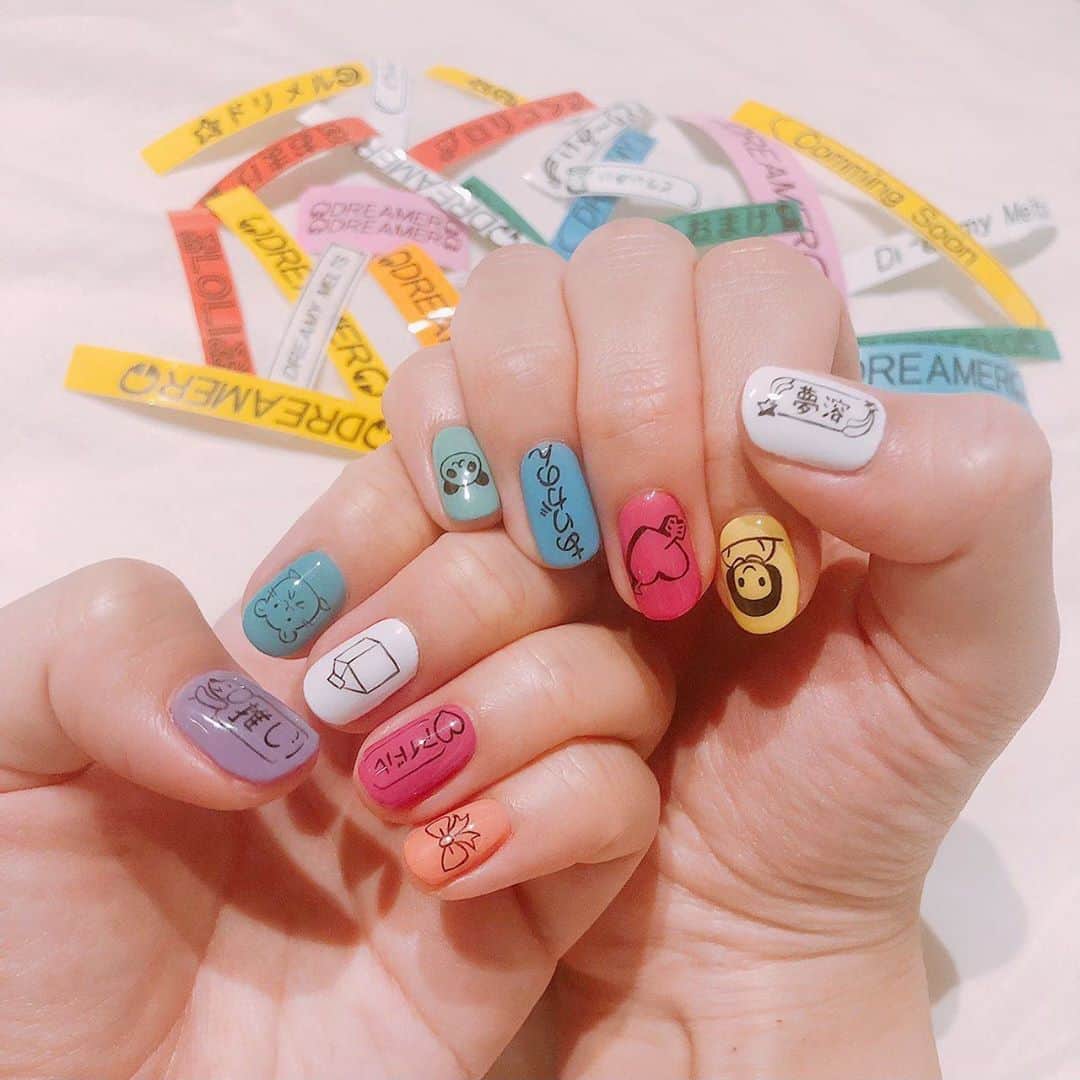 なかやまちえこのインスタグラム：「テプラネイル💅⠀ ⠀ 黒のイラストはきまぐれキャット @kimagure_cat_whim ピグメント ハイリッチのリッチブラック使用です。⠀  #nail #nails #nailart #ネイル #美甲 #ネイルアート  #japanesenailart #manucure #japanesenails #manicurist #gelnails #أظافر #네일아트 #미용 #vẽmóng #ngườiđẹp  #เพ้นท์เล็บ #искусствоногтя #artedeuñas #เพ้นท์เล็บเจล #ジェルネイルデザイン #ネイルデザイン #senikuku #nagelkunst #テプラ #テプラネイル #tepra @dreamy_canon」