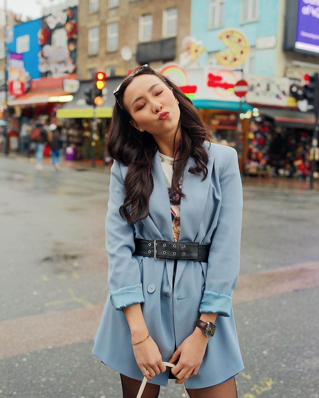 ソニアのインスタグラム：「HAPPENING TMR (Fri)!! Join me and Brenda @wordweed for the most epic LazMall Treasure Hunt at 1pm! Win up to $1000 worth of prizes from Skin Inc, SK Jewellery & score exclusive vouchers! Download the @lazada_sg app now. Click the link in my bio 🦋   #LazMall99BigBrandsSale #LazadaSG #LazMallSG #Lazada #LazMall #Lazada99」