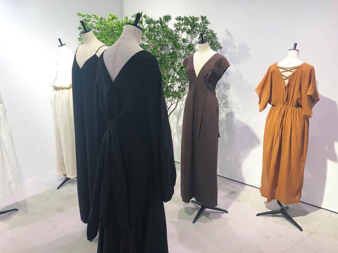 chinatsu614さんのインスタグラム写真 - (chinatsu614Instagram)「「Play to Elegance」by Lachement. #lachement #2020ss #exhibition #effortlyss #elegance #fashion #tokyo ・ ・ ・  2017年デビューのラシュモン。  元「ドゥーズィエムクラス」バイヤーでMDをされていた 織田奈穂子さんが手掛けるブランド。  ラシュモンはフランス語で 「ユルく」という意味があるんだって。  定番物でまとめたカタイだけのスタイリングではなく、メンズライクなテイストも女性ならではのエレガンスを+。  敢えてユルく、それでいて洗練された着こなしを楽しみたい女性に向けた大人エフォートレスなコレクションです♥  1枚で様になるお洋服‼︎ サラッと着こなせる女性に憧れるー♥  ・ ・ ・ @lachement_official  @mikittyisland」9月10日 21時18分 - chinatsu614