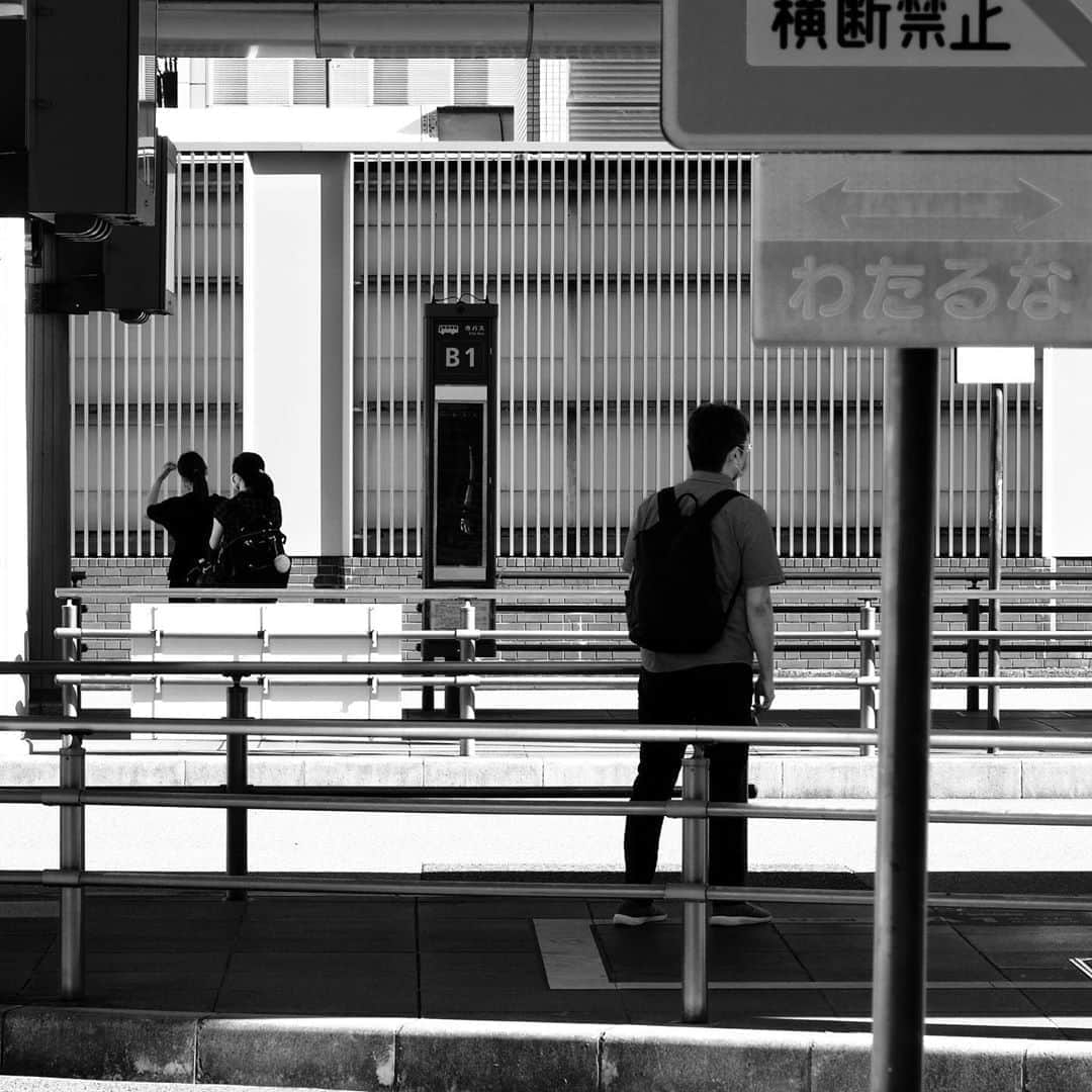 naotakeのインスタグラム：「バスターミナル - A bus terminal / X-T2 & Snapseed, 202009 . . 街に人が増えてきた気がする。 . . #spicollective #royalsnappingartists #infamous_family #rsa_main #infinity_photo_cult #2_fineart #jp_gallery_member #jp_gallery_bnw #trb_bnw #wp_bnw  #bnw_life #bnwlife_member #bnw_life_shots #bnw_captures #world_bnw #top_bnw #team_jp_ #team_jp_モノクロ #ig_energy_bw #ig_nihon #streetphotographybnw #igersjp #blackandwhite #bnw #bnwphoto #monochrome #bw #bnwphotography #今日もx日和 #fujifilm_xseries」