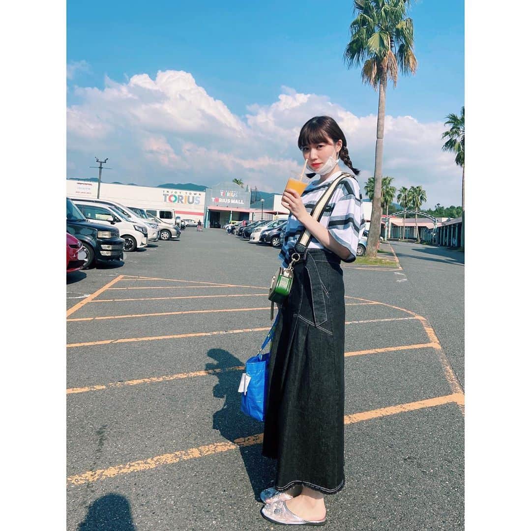駒田京伽のインスタグラム：「🌞☁️🌞  まだ外は暑いですね☀️  いつ秋が来てくれるのやら…  コストコででっかい舞茸を買って 夜に半分食べました🍄  トップスはメンズサイズで ゆったり可愛いけど 今回はスカートにインスタイル🌞 @beep_ss   #福岡#メンズtシャツ #ファッション  #beep」