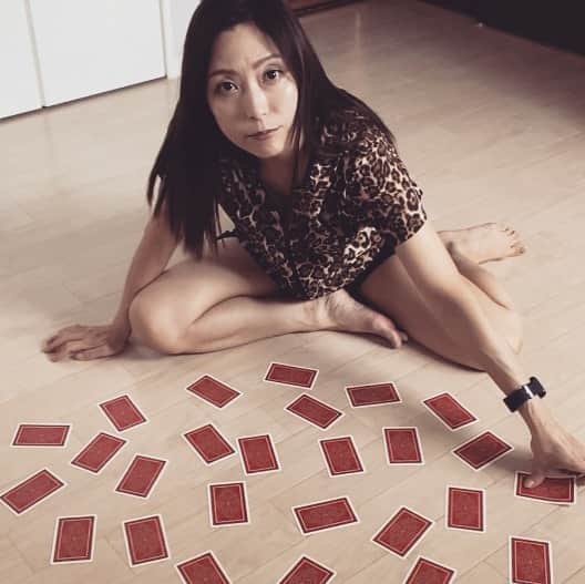 白木優子のインスタグラム：「本日もYouTube動画アップしました！ 一緒に遊びましょ〜！  一緒にトランプやろう！神経衰弱やろう！ https://youtu.be/aLiOB9eU61E  #YouTube #Yuukochannel」