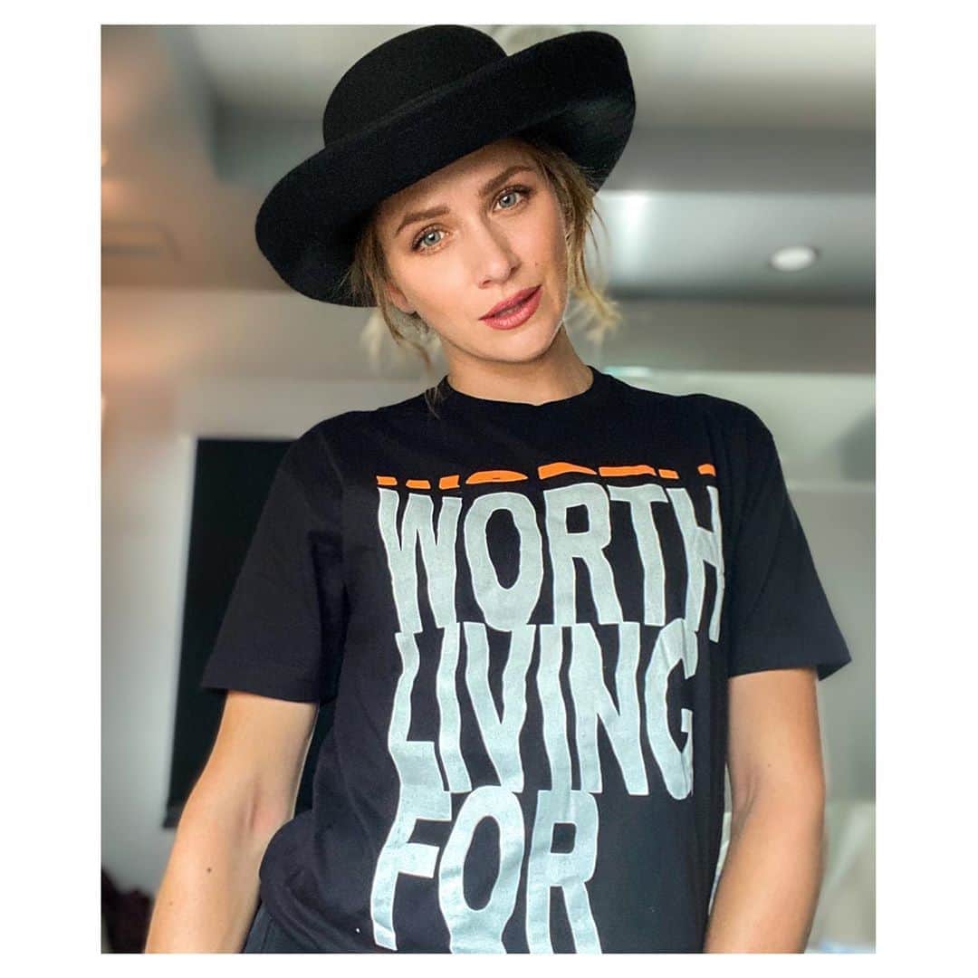 シャンテル・ヴァンサンテンのインスタグラム：「800,000 people die by suicide each year. Today is World Suicide Prevention Day and I am helping support @twloha in their #WorthLivingFor Campaign as they raise awareness and funds for 3500 counseling sessions! I believe YOU are worthy. YOUR life matters. And you have SO much to live for! This charity has saved lives and helped so many people! Please visit twloha.com for more info and to donate! #WSPD20 #WorthLivingFor」