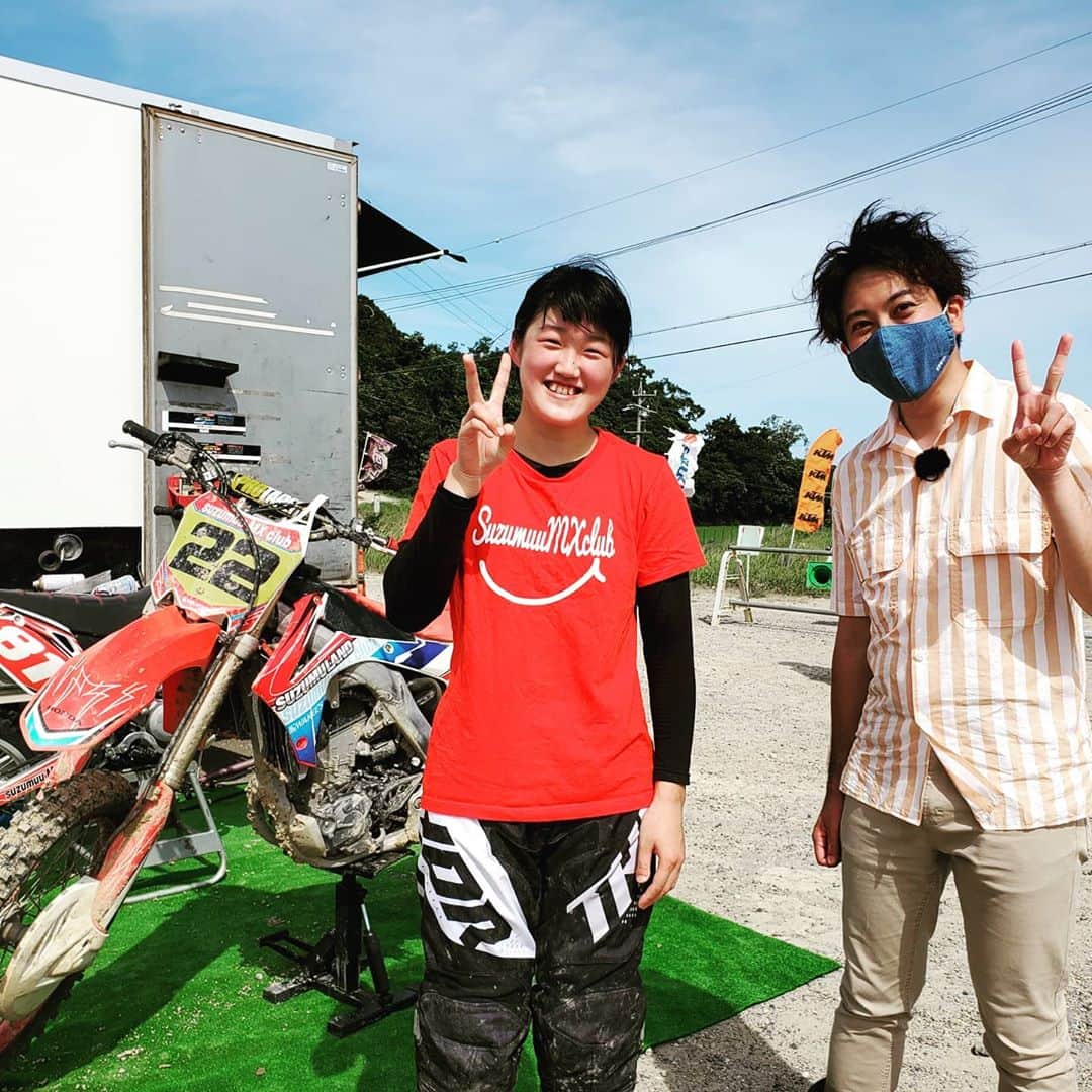 飯田嘉太さんのインスタグラム写真 - (飯田嘉太Instagram)「👏 今日のイイダスポーツはモトクロスでした💨 ・ ・ 女子高生ライダーの鈴村永愛選手✨ 半月板損傷と前十字靭帯断裂の大怪我を乗り越え 大好きなモトクロスを頑張っています‼ ・ ・ モトクロスは実力や経験に合わせてクラス分けされていますが 鈴村選手は国際B級ライセンスに向けて努力を重ねています☺ 上に上がれるのは年間上位③人までで鈴村選手は現在④位😲 怪我には気を付けて頑張って下さい💪 ・ ・ 生のレースは迫力が凄かったのでオススメです😆 #石川テレビ #石川さん #livenewsit #イイダスポーツ #モトクロス #モトクロス女子 #鈴村永愛 選手 #金沢市 #ブラックボア #三重県 #いなべモータースポーツランド #アナウンサー #飯田嘉太」9月10日 21時30分 - kabuto_iida