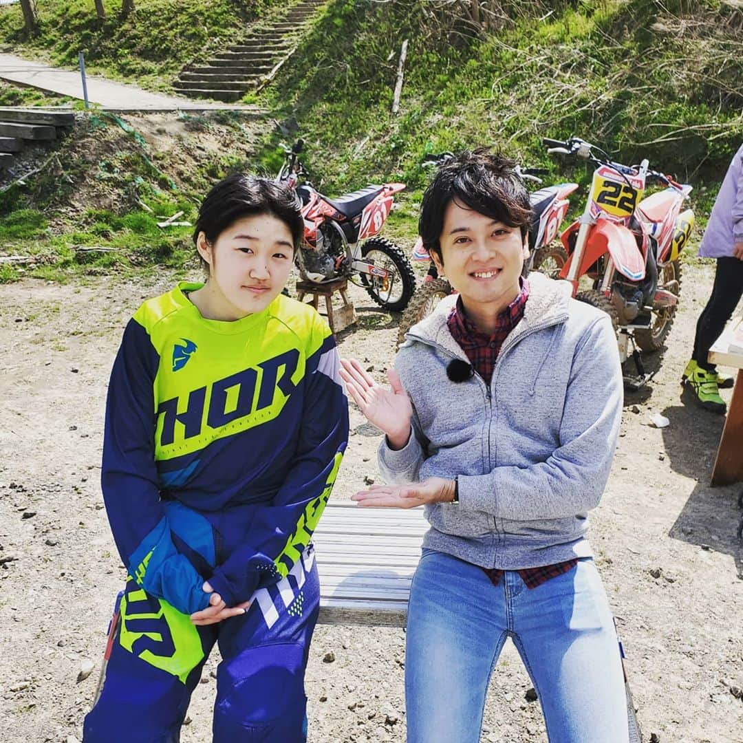 飯田嘉太さんのインスタグラム写真 - (飯田嘉太Instagram)「👏 今日のイイダスポーツはモトクロスでした💨 ・ ・ 女子高生ライダーの鈴村永愛選手✨ 半月板損傷と前十字靭帯断裂の大怪我を乗り越え 大好きなモトクロスを頑張っています‼ ・ ・ モトクロスは実力や経験に合わせてクラス分けされていますが 鈴村選手は国際B級ライセンスに向けて努力を重ねています☺ 上に上がれるのは年間上位③人までで鈴村選手は現在④位😲 怪我には気を付けて頑張って下さい💪 ・ ・ 生のレースは迫力が凄かったのでオススメです😆 #石川テレビ #石川さん #livenewsit #イイダスポーツ #モトクロス #モトクロス女子 #鈴村永愛 選手 #金沢市 #ブラックボア #三重県 #いなべモータースポーツランド #アナウンサー #飯田嘉太」9月10日 21時30分 - kabuto_iida