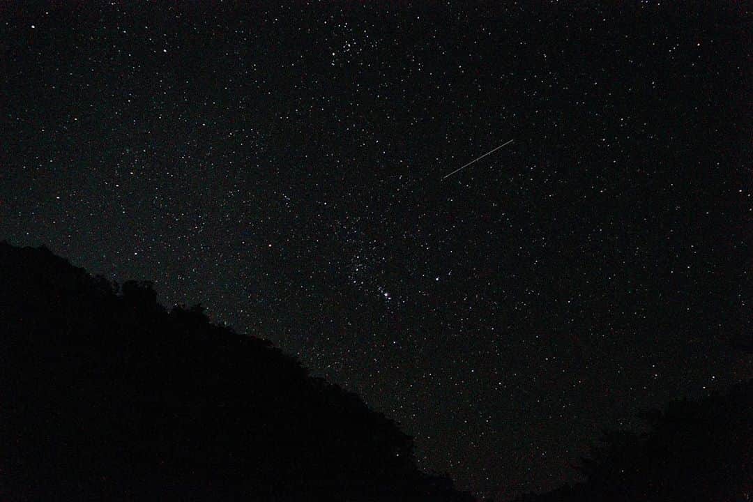 DJ YURiAのインスタグラム：「💫💫💫  "When you wish upon a star﻿ Makes no difference who you are﻿ Anything your heart desires﻿ Will come to you"﻿ ﻿ I saw the beautiful starry sky and caught a shooting star⭐️﻿ ﻿ May your wish come true;)﻿ ﻿ ﻿ "星に願いをかけるとき﻿ あなたが誰であろうと﻿ その心が望むことは﻿ なんでも叶うでしょう"﻿ ﻿ とても綺麗な星空でした。﻿ 流れ星が撮れたよ💫﻿ ﻿ あなたの願いが叶いますように💕﻿ ﻿ ﻿ ﻿ ﻿ #tinybase﻿ #stars #shootingstar #canon #kissm #流れ星 #星空撮影  #難しい #カメラ習いたい #カメラ好きな人と繋がりたい」