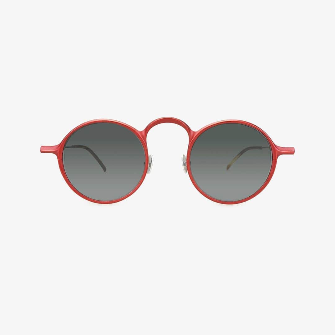のインスタグラム：「#RIGARDS . Model no.#RG0098AL . Sculpted in ultralight Aluminum-Magnesium and anodized in our exclusive red lacquer shade. . #Craftsmanship #NaturalMaterials #SculptedByArtisans #MoreThanMeetsTheEye #ExperienceTheOriginal  #HandmadeForYourFace」