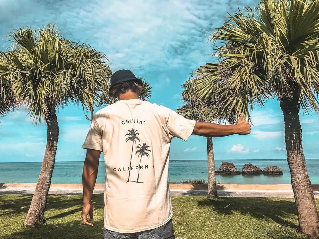 安藝正俊のインスタグラム：「: Chillin’ ~ ♪  沖縄にぴったり 🏝 スタメン確定 ※ 数少ないTシャツの中から選出  with : @youthfulsurf  : #沖縄 #沖縄移住 #沖縄好きな人と繋がりたい  #休日の過ごし方 #自然が好き #海 #海のある生活  #海好きな人と繋がりたい  #写真撮ってる人と繋がりたい  #お洒落さんと繋がりたい  #チル #ライフスタイル  #アウトドアコーデ  #キャンプ #キャンプ好きな人と繋がりたい  #インスタ映え #フォローミー #ダレカニミセタイケシキ  #okinawa #okinawagram  #lifestyleblogger  #outdoor #camp #camper  #sealife #photographer  #ootd4nylonjp  #summervibes #goodvibes #instalike」