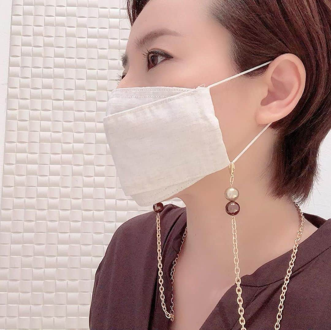 水田竜子さんのインスタグラム写真 - (水田竜子Instagram)「ハンドメイドアクセサリーSHOP・「R's」💎 ・ 新作アクセサリー販売開始のお知らせです❗️ ・ 外したマスクを首からかけておける、便利アイテム👌 ・ 「マスクチェーン」💎 ・ マスクチェーンの他に、グラスコード、ネックレスにもなる3WAY仕様です🤩 ・ 毎日のマスク生活。 せっかくだからオシャレに便利に❣️ ・ SHOPへは、プロフィールページから→ホームページ→SHOPへ BASEアプリでもご購入いただけます⭐️ ・ ・ ・ #水田竜子  #Japan #singer #マスクチェーン #マスクアイテム #マスクコード #マスクネックレス #グラスコード #ハンドメイドアクセサリー #新作アクセサリー」9月10日 21時42分 - mizuta.ryuko