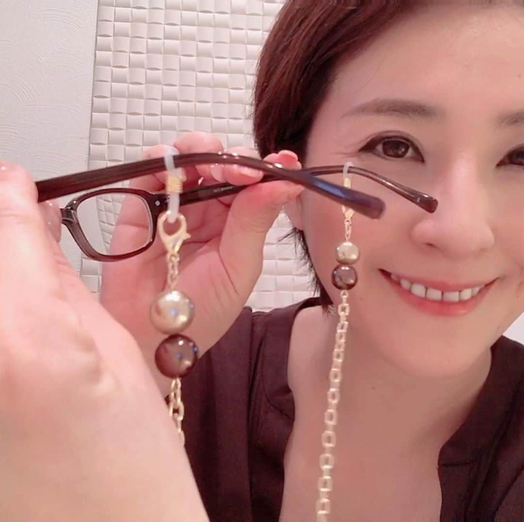 水田竜子さんのインスタグラム写真 - (水田竜子Instagram)「ハンドメイドアクセサリーSHOP・「R's」💎 ・ 新作アクセサリー販売開始のお知らせです❗️ ・ 外したマスクを首からかけておける、便利アイテム👌 ・ 「マスクチェーン」💎 ・ マスクチェーンの他に、グラスコード、ネックレスにもなる3WAY仕様です🤩 ・ 毎日のマスク生活。 せっかくだからオシャレに便利に❣️ ・ SHOPへは、プロフィールページから→ホームページ→SHOPへ BASEアプリでもご購入いただけます⭐️ ・ ・ ・ #水田竜子  #Japan #singer #マスクチェーン #マスクアイテム #マスクコード #マスクネックレス #グラスコード #ハンドメイドアクセサリー #新作アクセサリー」9月10日 21時42分 - mizuta.ryuko