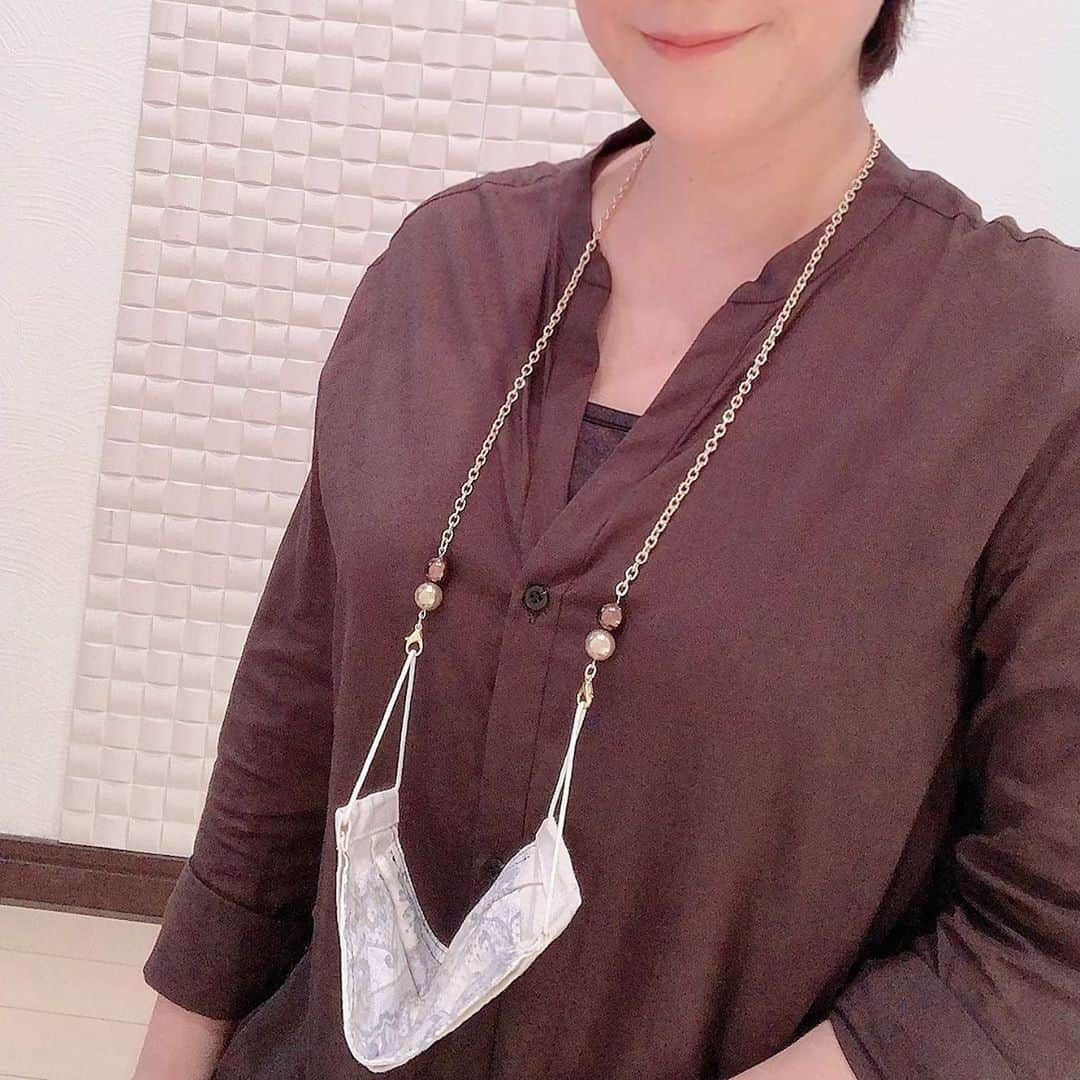 水田竜子さんのインスタグラム写真 - (水田竜子Instagram)「ハンドメイドアクセサリーSHOP・「R's」💎 ・ 新作アクセサリー販売開始のお知らせです❗️ ・ 外したマスクを首からかけておける、便利アイテム👌 ・ 「マスクチェーン」💎 ・ マスクチェーンの他に、グラスコード、ネックレスにもなる3WAY仕様です🤩 ・ 毎日のマスク生活。 せっかくだからオシャレに便利に❣️ ・ SHOPへは、プロフィールページから→ホームページ→SHOPへ BASEアプリでもご購入いただけます⭐️ ・ ・ ・ #水田竜子  #Japan #singer #マスクチェーン #マスクアイテム #マスクコード #マスクネックレス #グラスコード #ハンドメイドアクセサリー #新作アクセサリー」9月10日 21時42分 - mizuta.ryuko