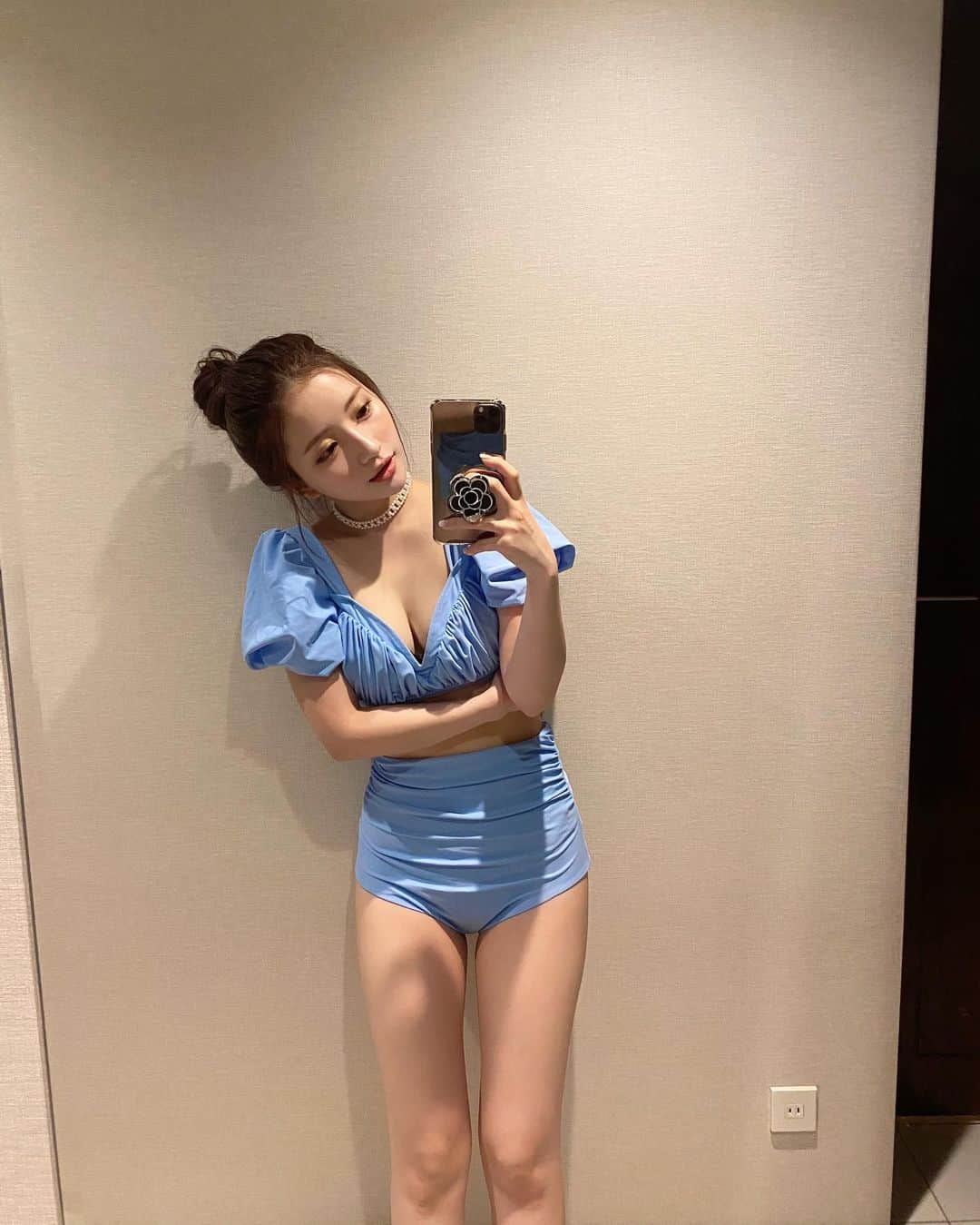 南りほのインスタグラム：「一度もまだ着れてない可愛いすぎる水着🦋 ナイトプールいきたいなぁ🦋まだ間に合うよね？🦋」
