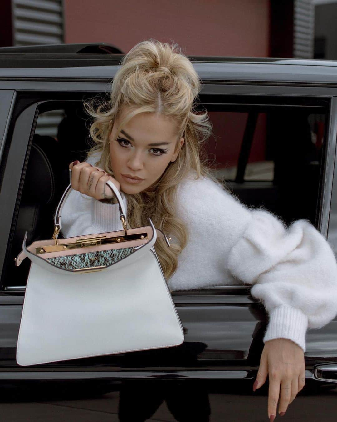 Fendiさんのインスタグラム写真 - (FendiInstagram)「It marks 12 years since the very first #FendiPeekaboo took shape. Celebrating with us, @ritaora with the new #Fendi Peekaboo. #FendiPeekabooDay #FendiFriends #FisforFendi」9月10日 21時49分 - fendi