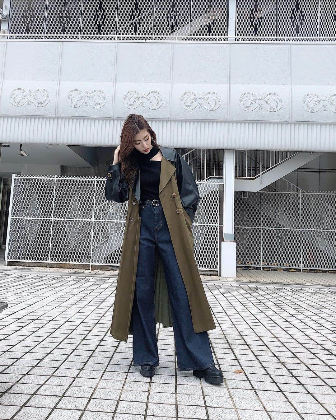 のインスタグラム：「. . 初日から大人気だった #マテリアルミックストレンチコート 私はカーキ派🐊 . かわいいなぁぁ😞🤍🤍 . #MURUA#murua_snap#murua_by_staff#code#fashion #ムルーア#トレンチコート#秋コーデ#コーデ#ファッション」