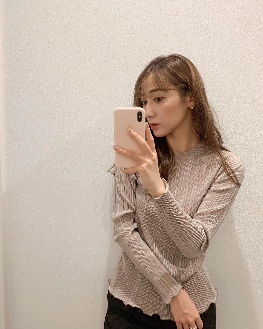 のインスタグラム：「秋服🍂がぞくぞくとおうちに届いている🧡 ㅤ これは絶対使えるトップス☝🏻 袖口と裾がかわいい。。♡ ㅤ ブラックのパンツと合わせてます✔︎ 白のスカートも合わせもいいな～🤔 ㅤ ㅤ @fifth_store #ootd #fashion #code #fifth #fifthth #shwf #コーデ #ファッション #フィフス #プチプラ #155cmコーデ #秋コーデ #細プリーツグロッシー長袖ブラウス #私服」