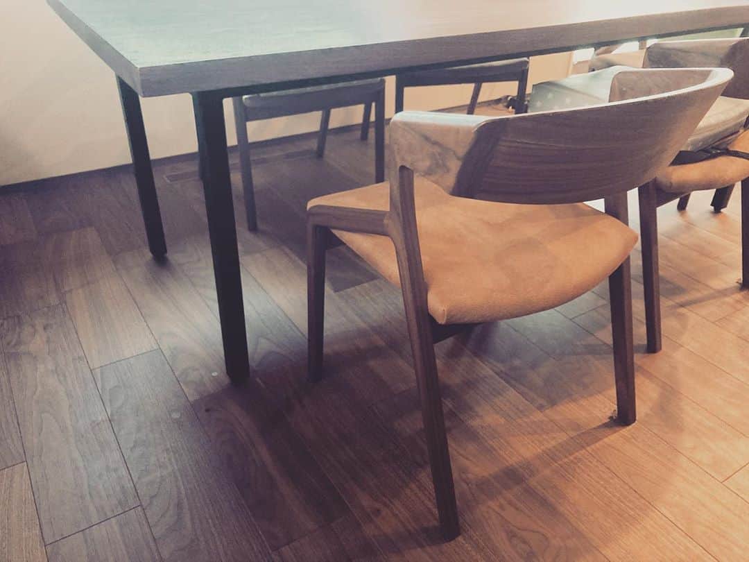 第一工業さんのインスタグラム写真 - (第一工業Instagram)「. @daiichi_kougyou.toyama でオーダーでつくったダイニングテーブルに合わせて @reform_lemon のインテリアコーディネーターが椅子の張り地をセレクトしました。  あなたのお家の寸法にあった、お気に入りのダイニングセットつくりませんか？」9月10日 21時50分 - daiichi_kougyou.toyama