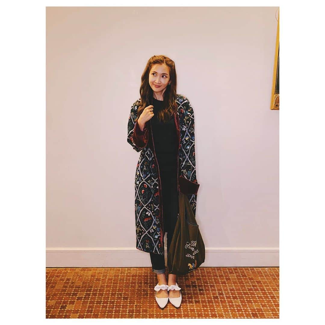 のインスタグラム：「エコバッグはポリエステル100%だよ🌹 gown @keitamaruyama  T shirt @petitbateau_jp  denim @levis_japan  shoe @therow  ecobag @nasufarmvillage」