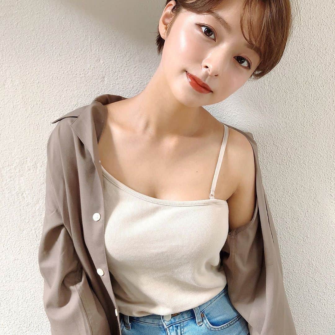 かおりのインスタグラム：「・ ・  このトップスのデザインかわいい💕  肌の調子が最近好調🙆‍♀️  #ベージュカラー　#秋」