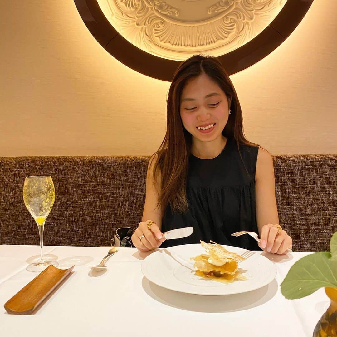 岡本麻佑のインスタグラム：「. コースの中でいっちばん美味しかったかもってデザートのミルフィーユを載せ忘れてた😩💦こんなミルフィーユ初めて食べました🤤💖」