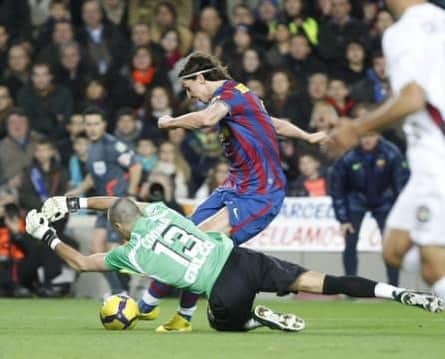 ジョルディ・コディーナのインスタグラム：「#tbt #futbol @iamzlatanibrahimovic #goodvibes #13」