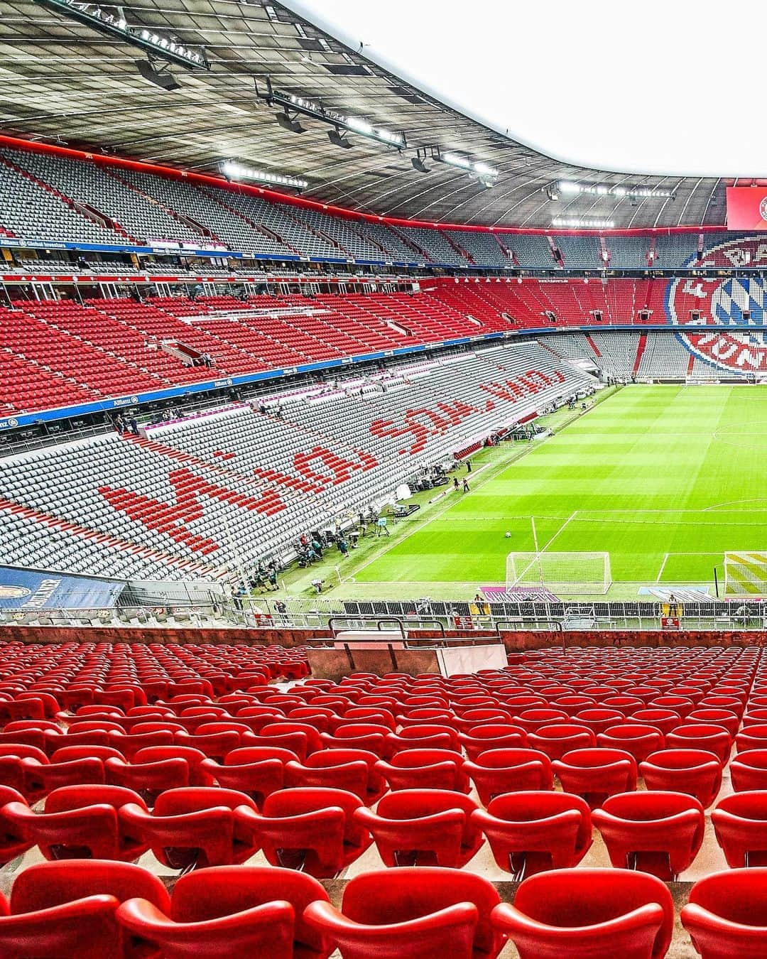 バイエルン・ミュンヘンさんのインスタグラム写真 - (バイエルン・ミュンヘンInstagram)「❤️🏟🔜 #packmas  ________ #FCBayern #MiaSanMia #AllianzArena」9月10日 22時03分 - fcbayern