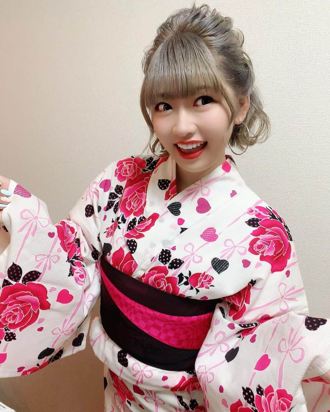 杉山弥紀佳さんのインスタグラム写真 - (杉山弥紀佳Instagram)「♡ . . #時差投稿 . . 8月にい🙆‍♀️ . どうちても夏ぽいことがちたくて、 我友と浴衣お着て 街中お歩いてみまふた(*´˘`*)♡ . . かなり派手やけど お気に入りこちゃんな浴衣👘💕 . . 着付けわままてぃやん❤️ . . マスクおつけての浴衣わ ものごぉ~っつ！ 暑ぴよぴよでふた🤦‍♀️☀️ . . でも、たのちかたなりぃい🥳❤️ . . まだ、ギリ、 23歳でもだい&じょぶだおねん💭 . . . #われち語 #浴衣 #浴衣女子 #浴衣ヘアアレンジ #浴衣ヘア #浴衣帯結び #浴衣アレンジ #ボブ女子 #アッシュグレー #ボブヘアアレンジ #ボブ #女子大生 #141 #hairstyles #followme #팔로우 #셀피 #셀스타그램 #ファッション好き #instamakeup #instafashion #pink #ピンクが好き #summer #夏 #夏らしいこと #着付け #浴衣着付け #浴衣姿」9月10日 22時03分 - sugiyamamikika0429