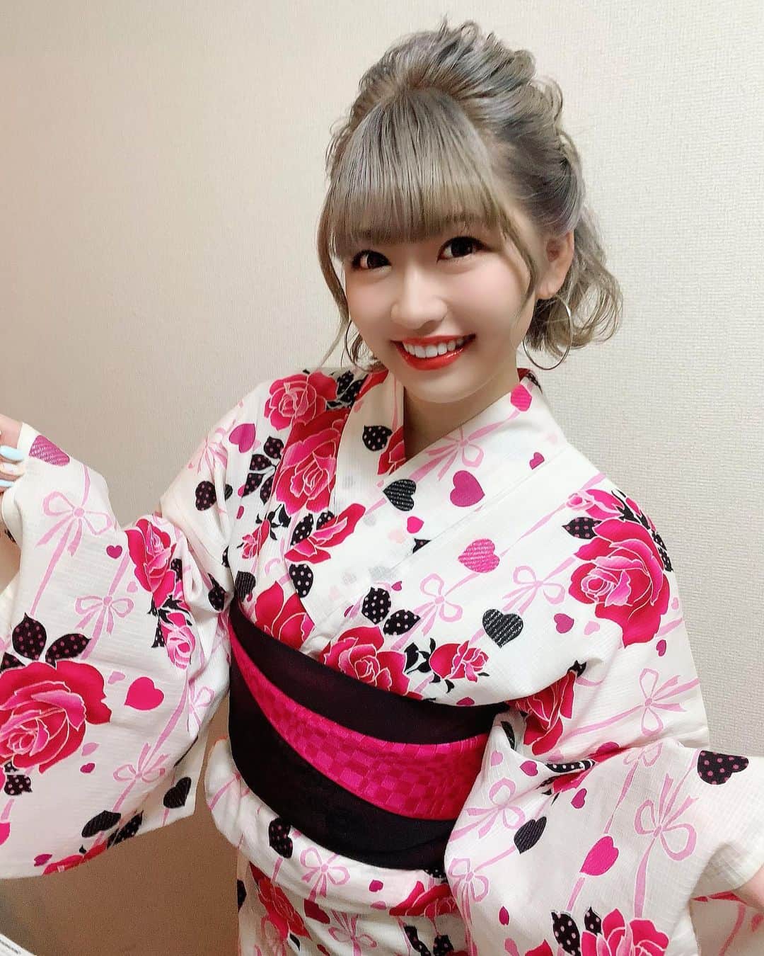 のインスタグラム：「♡ . . #時差投稿 . . 8月にい🙆‍♀️ . どうちても夏ぽいことがちたくて、 我友と浴衣お着て 街中お歩いてみまふた(*´˘`*)♡ . . かなり派手やけど お気に入りこちゃんな浴衣👘💕 . . 着付けわままてぃやん❤️ . . マスクおつけての浴衣わ ものごぉ~っつ！ 暑ぴよぴよでふた🤦‍♀️☀️ . . でも、たのちかたなりぃい🥳❤️ . . まだ、ギリ、 23歳でもだい&じょぶだおねん💭 . . . #われち語 #浴衣 #浴衣女子 #浴衣ヘアアレンジ #浴衣ヘア #浴衣帯結び #浴衣アレンジ #ボブ女子 #アッシュグレー #ボブヘアアレンジ #ボブ #女子大生 #141 #hairstyles #followme #팔로우 #셀피 #셀스타그램 #ファッション好き #instamakeup #instafashion #pink #ピンクが好き #summer #夏 #夏らしいこと #着付け #浴衣着付け #浴衣姿」