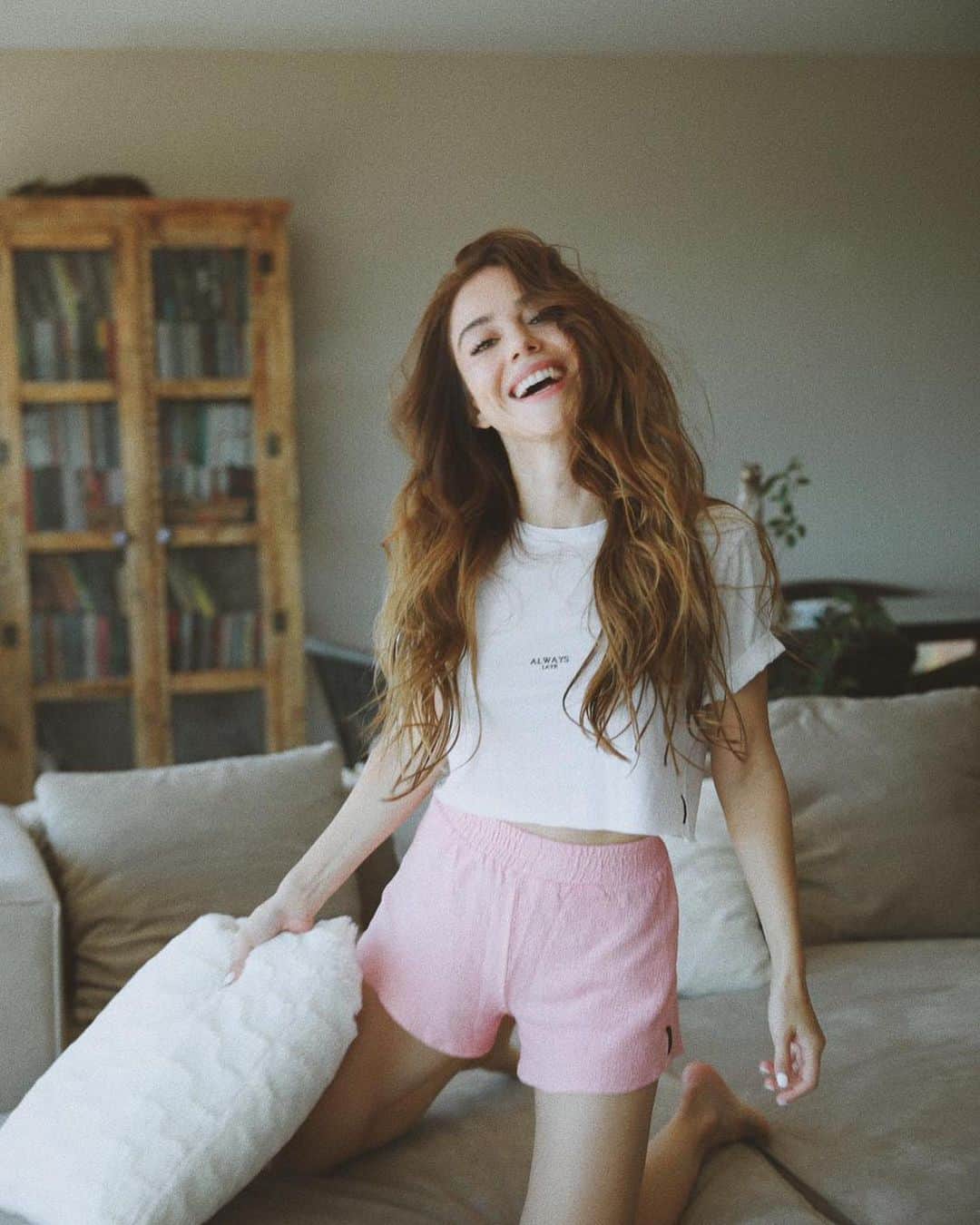 Ozge Gurelのインスタグラム：「🌸🌸」