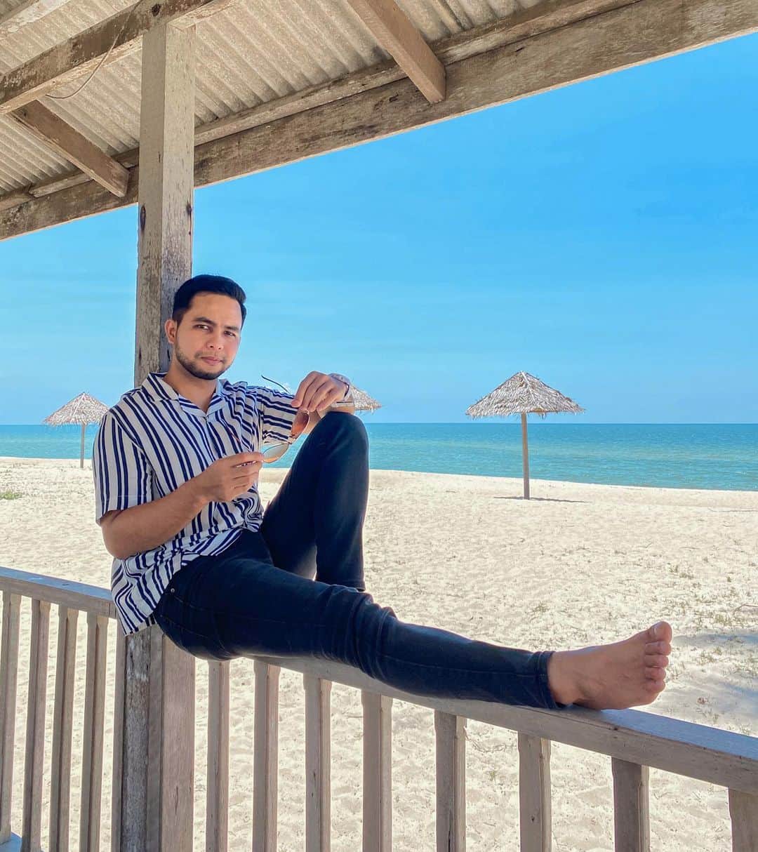 PSYのインスタグラム：「Apa beza awak dengan Pantai? Pantai menghala ke darat, Tapi awak menghala ke hati saya 😘😜」