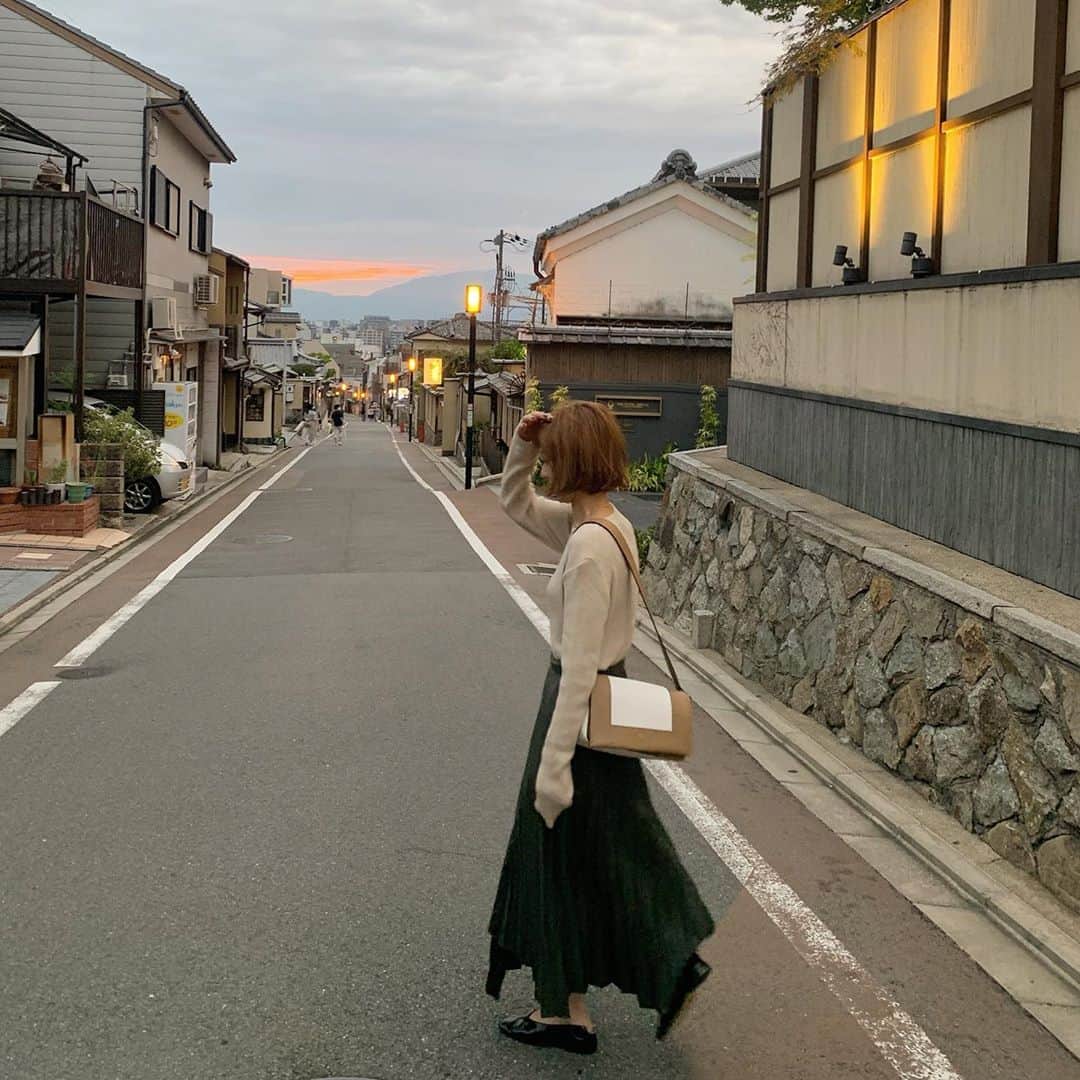 saanaaeのインスタグラム：「お仕事終わり ご飯行く前に夕暮れと。🌇  プリーツsk お色が最高なの♡ (みどり  #京都 #NUEbyas」