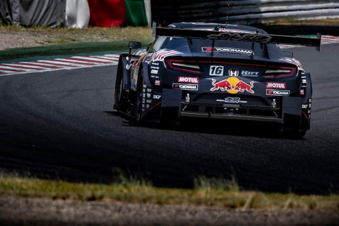 MOTUL Japanさんのインスタグラム写真 - (MOTUL JapanInstagram)「【Red Bull MOTUL MUGEN NSX-GT】 . 今週末にツインリンクもてぎにてSUPER GT Round4が開催されます。 . 迫力のカラーリングを纏ったRed Bull MOTUL MUGEN NSX-GT。 早くカッコいいマシン達が走る姿を間近で見たいですね。 . 写真は武藤 英紀選手(@hide_muto106 )、笹原 右京選手(@ukyo_sasahara )がドライブする16号車 Red Bull MOTUL MUGEN NSX-GT!!! . 応援よろしくお願いします!! . Photo:©Sho Tamura（ @shotamuraphotographer ） @mugen1973   #motul #motuljapan #mugen #無限 #motulmugen #redbullmotulmugen #redbullmotulmugennsxgt #mugenpower #supergt #gt500 #nsxgt #hondansx #acuransx #nsxgram #nsxnation #nsxsociety #スーパーgt #モチュール #300V #高性能オイル #中野信二 監督 #武藤英紀 選手 #笹原右京 選手 #rレーシングカー #レースカー #レース好きな人と繋がりたい #モータースポーツ好きな人と繋がりたい #クルマ好きな人と繋がりたい #車好きな人と繋がりたい #powerdbymotul」9月10日 22時00分 - motuljapan