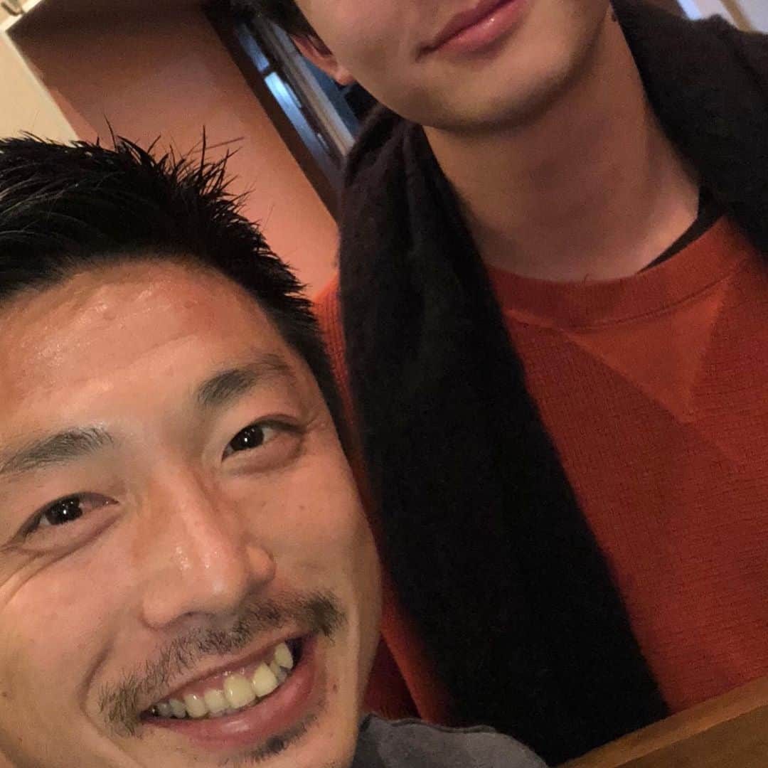 のインスタグラム：「1年半前に、めちゃくちゃ有名な俳優さんが同じ店でご飯を食べていたので写真を撮っていただきましたw 誰かはコロナが落ち着いて僕に会ったら見せます😂 それか、フォロワー2万人いったら事務所に連絡して顔出し許可もらいます🙇‍♂️笑 ここでは絶対答え言わないw #ジドリー」