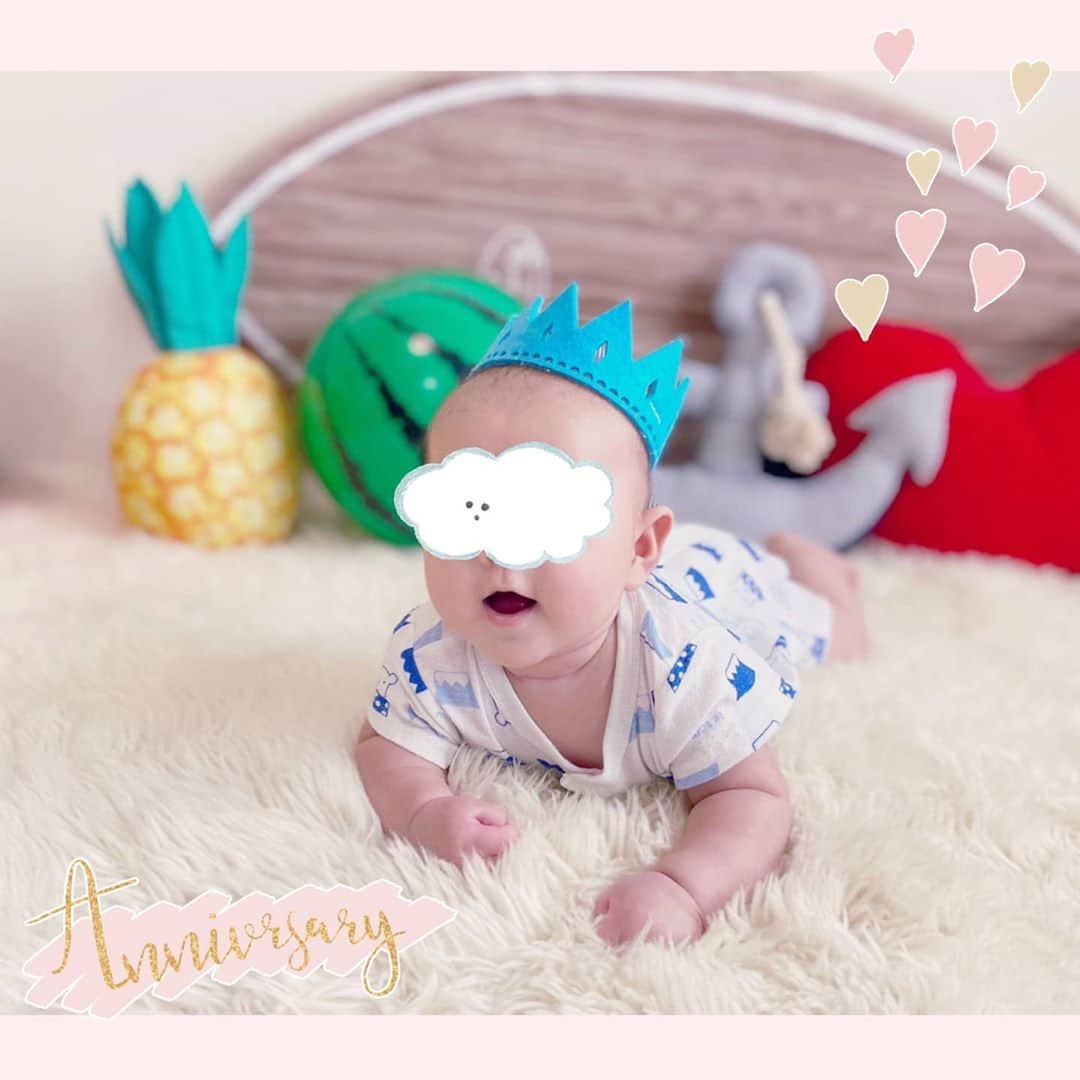畠山智妃のインスタグラム：「またまた、我が子情報失礼いたします(｀･ω･´)ゞ  うちの長男くんが本日にて、4ヶ月を迎えました✨  🍄よく飲む、よく寝る、よく出す 🍄甘えん坊泣き発動し始めました 🍄声出して笑う 🍄きゅうりができた　が好き 🍄寝返りマスター 🍄下の歯２本生えだした  4ヶ月あっという間です…。  寝返りし始めたので、 ベッドの端側には寝かせられなくなってしまいました…。  ここからが動き出したりでせわしなくなってくるのかな〜と、ドキドキワクワクで楽しみがいっぱいです☺  実は先日わたしが熱出してしまったりで、その時に母乳あげるのがしんどくなってしまったり、その影響なのか長男くんも機嫌が悪くなったり、湿疹が出てしまったり… なんだか、いろんな悪影響(^_^;)悪循環に陥ってしまって…💦  我が子たちはもちろんのことながら、 自分自身ほんっっっとに体調崩してられないし、元気モリモリでいることが基本であることを改めて感じさせられました💦  相変わらず、 二人のベビーとの生活は、 どーしよー、こーしよー、困ったなあ〜の連続ですが、そこに必ず愛おしさが充満しているのでいつでもどこでも楽しく生きております。  まだまだ新米ママですが 来月からはいよいよ離乳食も始まることが見えてきたので、どんどん楽しみがやってきます。 とにかく楽しく笑顔で子育てしていきたいと思います☺  長男くん、 4ヶ月おめでとー㊗✨✨✨✨  #長男 #二人育児　#子育て #長女母性発揮しまくり #生後4ヶ月」
