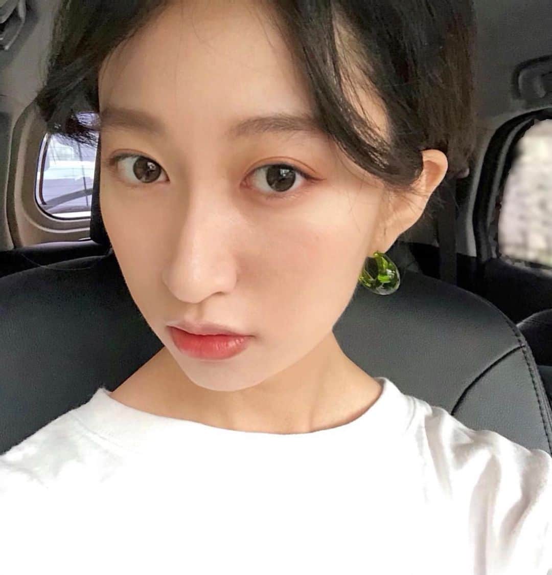 戸高彩菜のインスタグラム：「マスカラは今まで一度も買ったことがないのですが、その代わり目尻にだけ、跳ね上げるラインを引くメイクが好きで、同じブランドのライナーをずっとリピして使っています。多分1回しかブランド変えたことない😂気に入ったものは割とずっと使い続ける派😎🛁🌿 . . . . .  #japan#camera#selfie#tokyo#osaka#oita#nature#instago#instagood#skincare#love#summer#ootd#style#fashion#hairstyle#hairmake#haircut#lip#eye#eyemake#整理整頓#美容#暮らし#メイク#スキンケア#アイライナー#コスメ#ミニマルライフ#ミニマリズム」