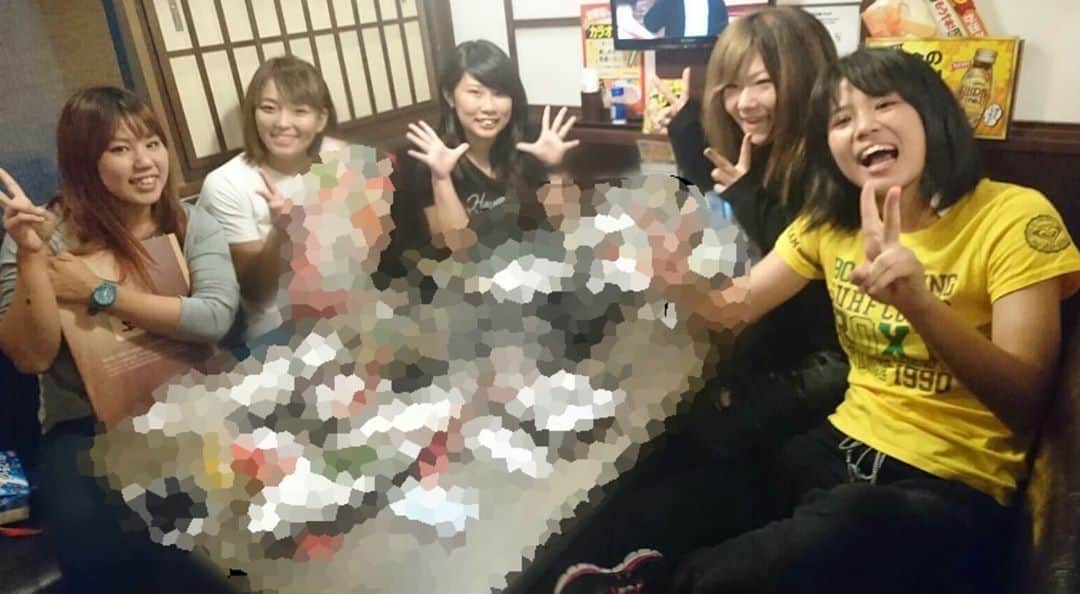 長浜浩江のインスタグラム：「引退まであと8日。  カウントダウンを始めたのは100日前からで、あっという間にもう8日！ 引退大会チケットまだまだございます！ ご予約お待ちしてます！ nagahamaprowave@gmail.com  今日の写真。 【何年か前に同世代で飲んだ時に1枚】  #COUNTDOWNLONGBEACH #HIROe」