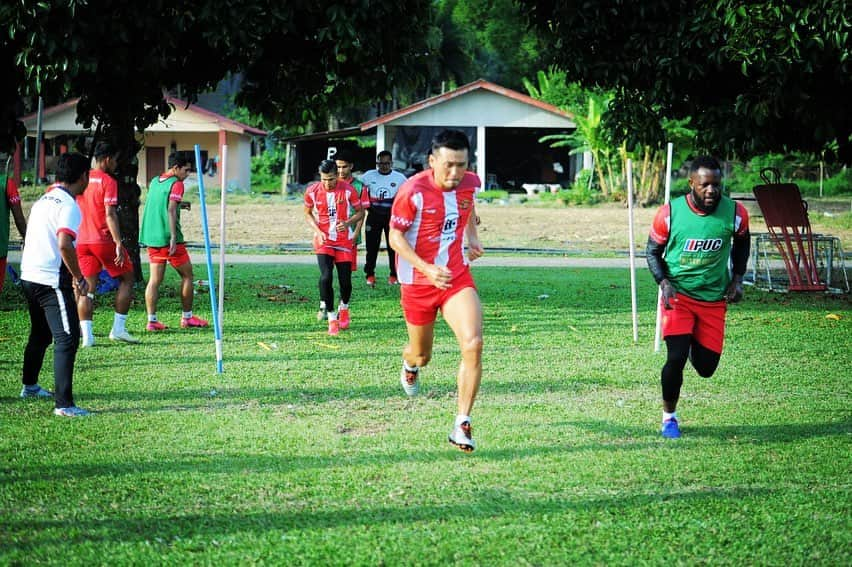 渡邉将基のインスタグラム：「Work hard🇲🇾🔴⚪️  #restart #kotabharu #kelantan #kelantanfa #kelantanfafans  #trwcc #mfl #football2020 #football #enjoyfootball #malaysia #malaysiafootball #enjoyfootball #goal #kelantanfc #sorrybro #mymistake #jerseycolor #paymoney #🤦‍♂️🙏」