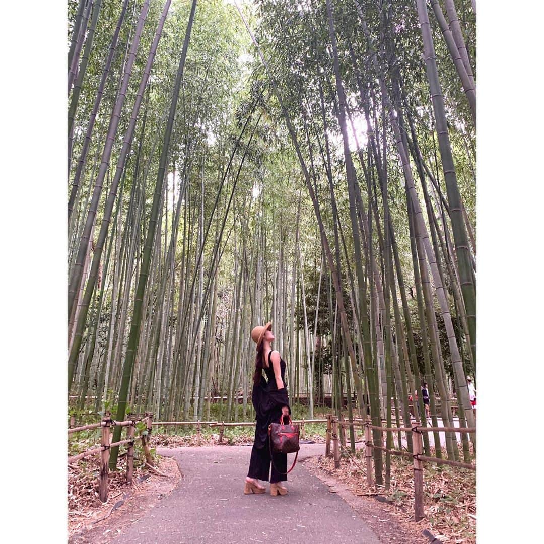 赤嶺紗羅のインスタグラム：「Bamboo Forest 🎋❤️🇯🇵 Arashiyama Kyoto 👘 ， 京都 嵐山🍃竹林の小径 ， ， ，  #diet #arashiyama #japanesegirl #kyoto #yoga #japanese #japanesegirl #japan #asiangirls #ootd #uniqlo #bambooforest #ダイエット #ヨガ #日本 #ヨガインストラクター #嵐山カフェ #京都観光 #全米ヨガアライアンス #ファッション #旅行 #嵐山 #竹林の小径 #京都旅行 #京都観光 #京都カフェ #嵐山竹林」