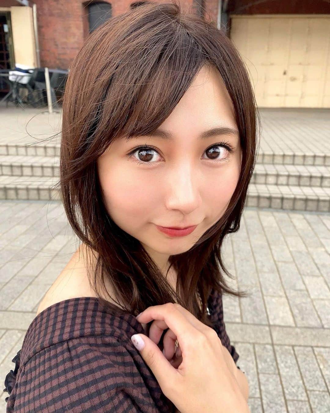 米徳京花のインスタグラム：「🐻 最近前髪のコンディションが 日により異なります… 　 わたしのどの前髪が好きですか？🤭 　 #横浜 #赤レンガ倉庫 #みなとみらい」