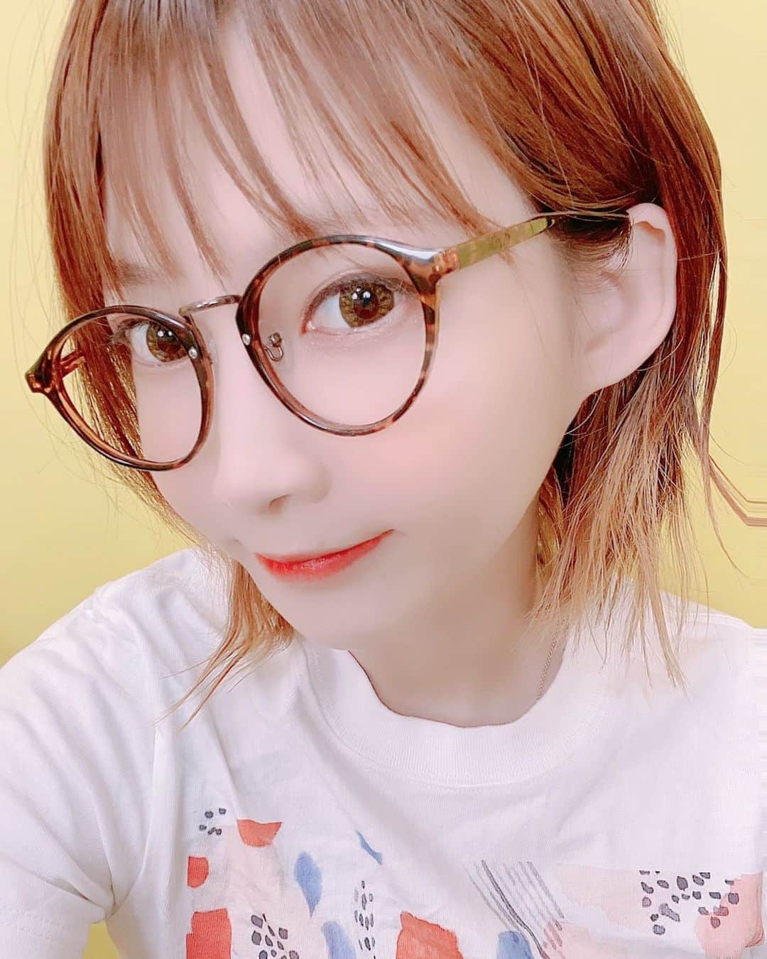 のインスタグラム：「🤓」