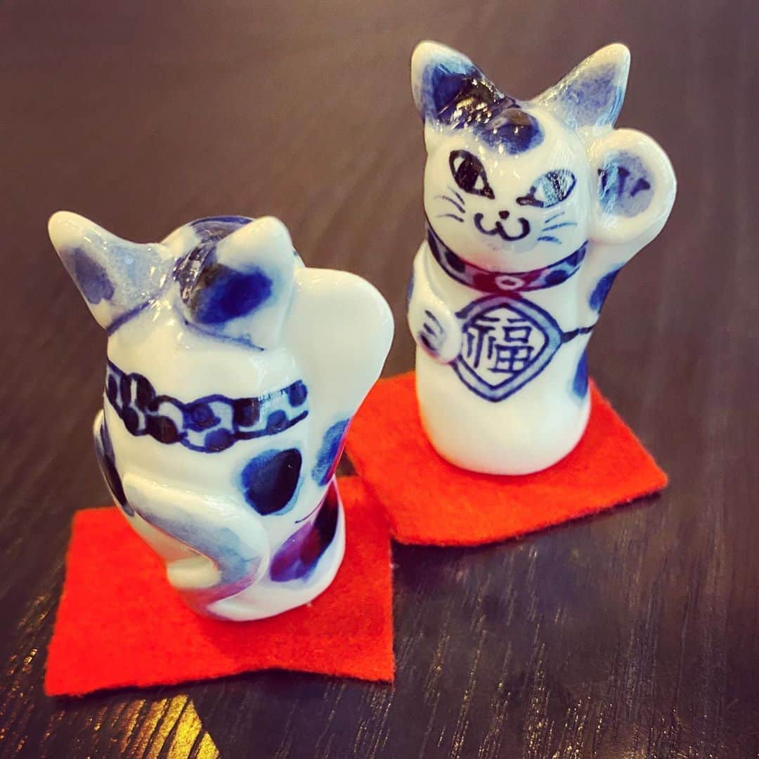 のインスタグラム：「馴染みのお店にて。 可愛い招き猫😻 皆様にも、福が来ますように❣️」