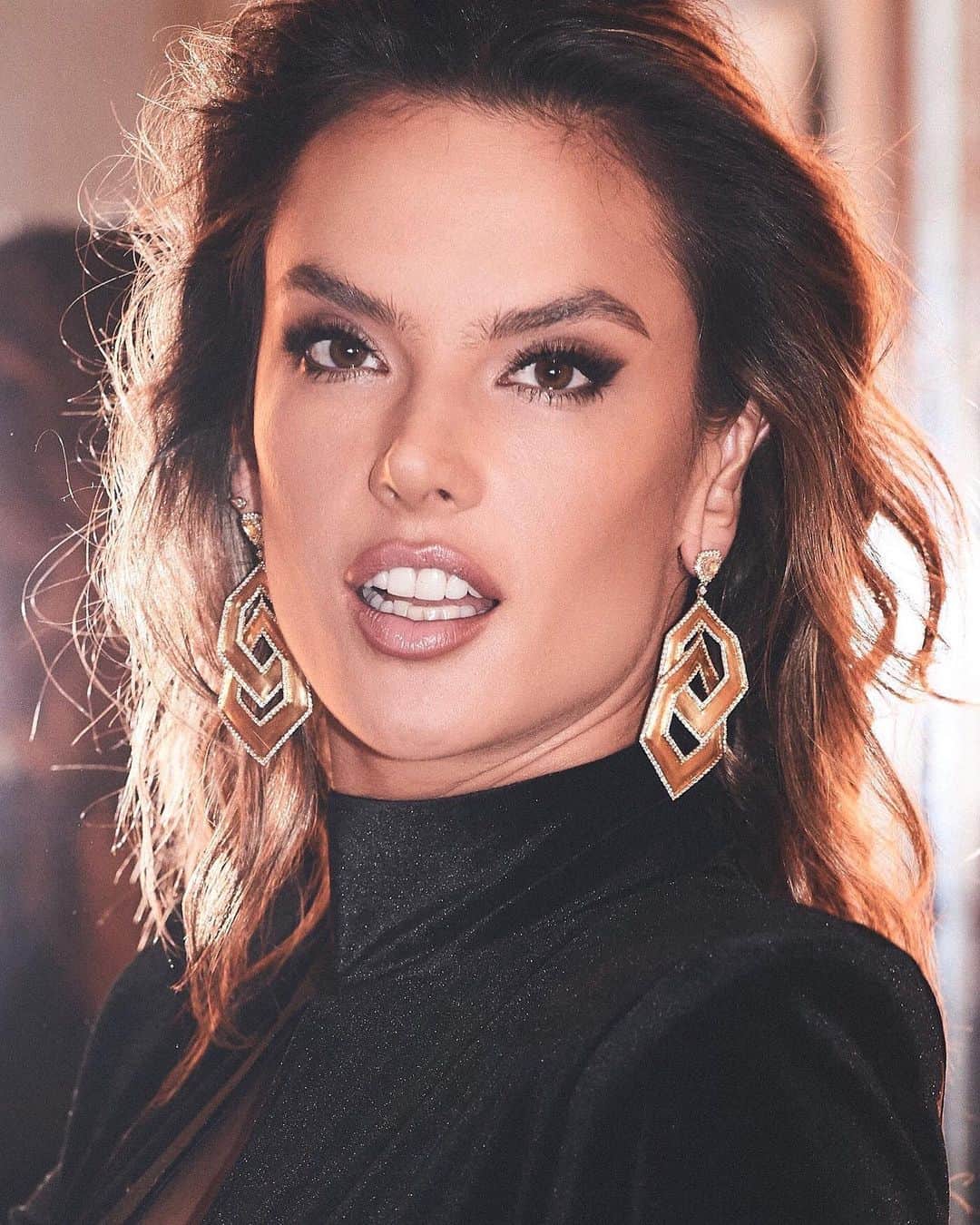 Carolina Gonzalezさんのインスタグラム写真 - (Carolina GonzalezInstagram)「🤎 A L E S S A N D R A 🤎 Current Mood... @alessandraambrosio  #hair @hairbypucciarello   #makeupCarolinaGonzalez #CGonzalezBeauty       #AlessandraAmbrosio #supermodel #glam #90s #makeup #beauty #mua #makeupartist #contour」9月10日 22時21分 - cgonzalezbeauty