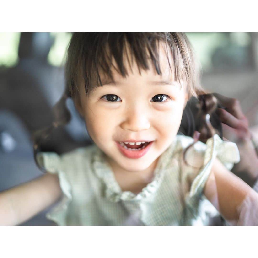 Kyooonのインスタグラム：「車の中からのぞく次女を窓越しにパシャ📷  長女は小さい頃 想像を超えてくる行動をしなかったからか 謎すぎる次女の行動やおしゃべりが毎日笑える🤣♡  毎朝私の口紅を塗り塗りしてお口が真っ赤💄 帽子も靴も大好きだしおしゃれさんや☺️  最近癒しになってたドラマが今日で最終回だ〜。 めっきりテレビを見なくなったけど唯一見てたドラマ。 パグ太郎とおじさんのかわいさ誰か見てる人いない？😂 #次女#2歳#2歳2ヶ月#ママカメラ練習中#ママカメラ」