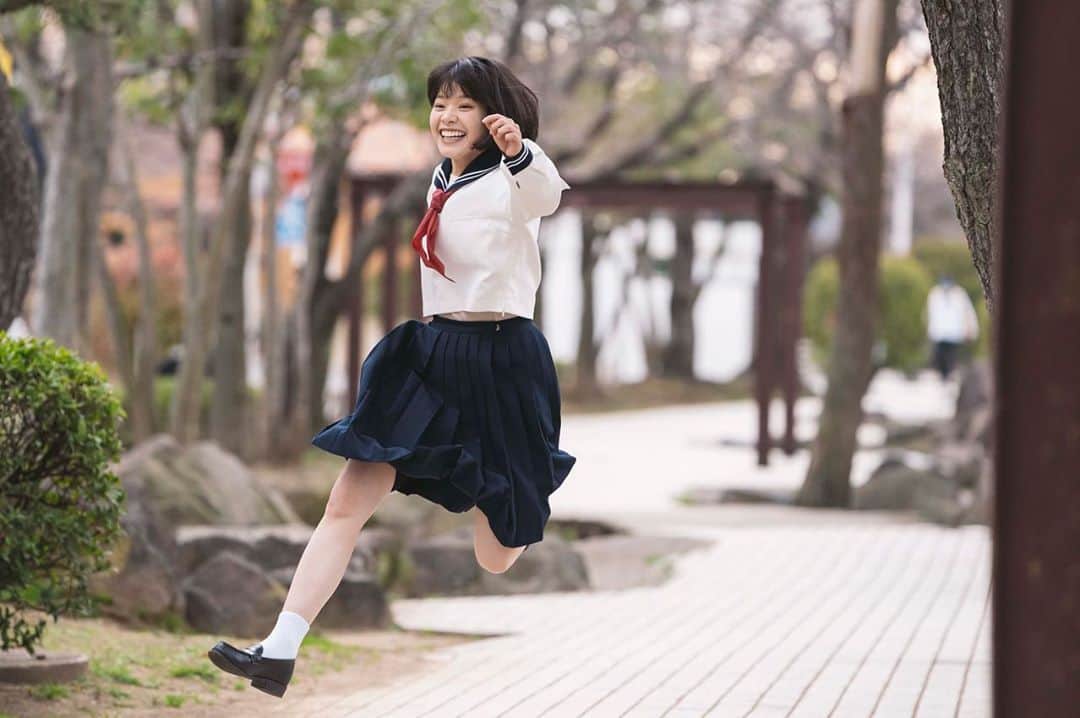 岸井ゆきののインスタグラム：「あした、0:12〜📺📺テレビ東京で #浦安鉄筋家族　10発目です。 8発目の少年の霊に取り憑かれたときの写真です。？ みどり豊かな浦安フィールドで桜からのりうつって少年の霊に取り憑かれたお父さんにうんち投げられて、全力で逃げてでも投げるの上手過ぎてなんども命中してニセモノとはいえいやすぎて爆笑して、あんなにみんなでゲラゲラ笑うとは思わなかった、たのしかった なんなの大沢木家〜なんなのボギーなんなの浦安鉄筋家族！ 最後の写真は橋友慎也役で橋本大地さんが来てくださって、ベルトつけさせていただきました…🙇‍♀️ 9発目のお兄ちゃんの本多さんとのふんわりショット🍦  この調子で12話まで、よろしくおねがいしますっっ #浦安鉄筋家族」