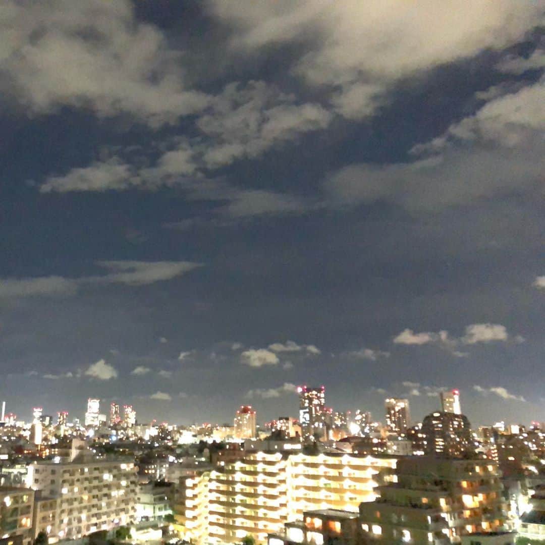 与座よしあきのインスタグラム：「今日は可愛い夜空だな。」