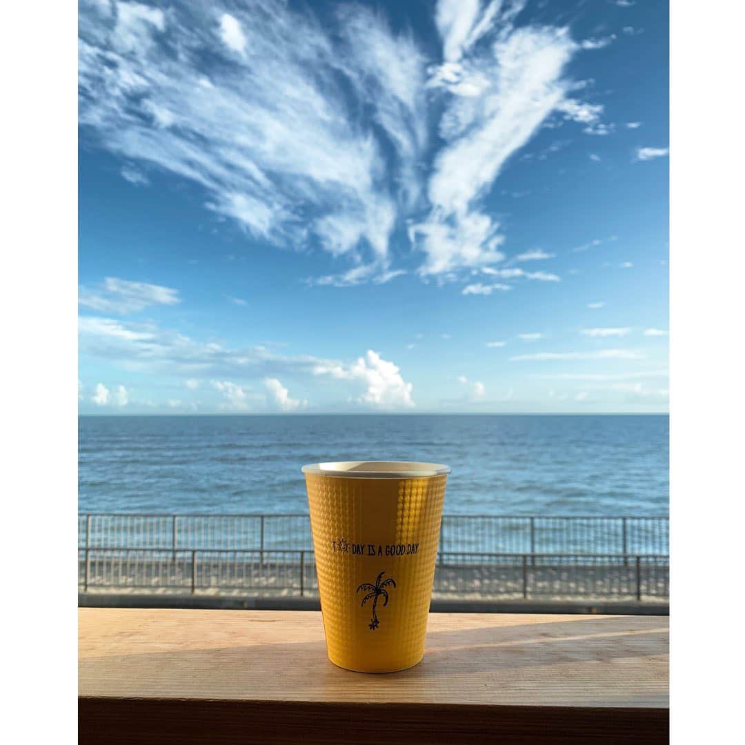 土井地恵理子さんのインスタグラム写真 - (土井地恵理子Instagram)「・ 海帰りにずっと行きたかった @sunriseshackjapan へ。 ・ 窓から見える一面の海を眺めながらの MTC oil入りのBullet coffeeは 身体にも優しくて 最高の癒しtimeだった🌈 ほんとにこの空間は最高すぎて 帰りたくなかった✨ ・ ・ 隣の席の方々はリモートワークされてて こんなとこで仕事なんて最高だよね。 ・ ・ #sunriseshack #sunriseshackjapan #稲村ヶ崎 #鎌倉 #cafe #coffee #カフェ #海の見えるカフェ #surf #lifestyle #ライフスタイル」9月10日 22時24分 - ericodoiji