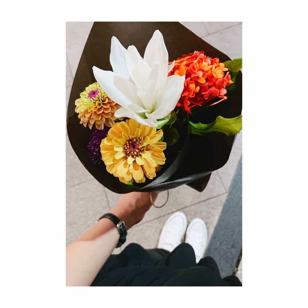 加藤沙知さんのインスタグラム写真 - (加藤沙知Instagram)「【気持ちの健康】  部屋に花を飾る。 私の "気持ちの健康"の素です！  昨日から、このお花が部屋を明るくしてくれています。  さて。  今日のMRTニュースNextで、 ニュースをお伝えしながら感じたこと。  『子どもたちの頼もしさ』です。  新型コロナウイルスの影響で、 修学旅行の行き先が変更になった小学生も、 文化祭が例年通りにいかなかった高校生も、 前向きに、楽しんでいました。  その柔軟性と、高校生が知恵を出しあって文化祭を形にしていく姿に、頼もしさを感じました。  そして。 先生など力を貸してくださった方々に『感謝』の想いを語る姿は、ただただ凄いな～と感じました。  子どもたちにとっても、我慢を強いられている今年。 気づかないうちに、心に負担がかかっているかもしれません。  子どもたちの "気持ちの健康" のために、 大人が、できることをしなければと感じました。  ※小学生の修学旅行は、MRTホームページ内、 ニュースNextのページ(宮崎の最新ニュース)でご覧いただけます。 (2020年9月10日放送 『修学旅行を県内に変更 子どもたちは』)  #flower #花 #home #ニュース #MRTニュースNext #子どもたち #修学旅行」9月10日 22時38分 - mrt.kato